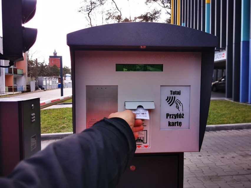 - Oświetlenie, naprawa, sprzątanie parkingu generują koszty...