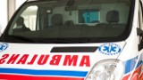 Wypadek w Pobłociu. Autobus wjechał w drzewo. Jedna osoba nie żyje, czworo rannych