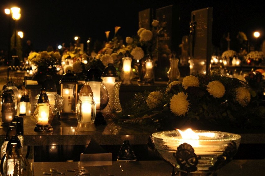 Dzień Wszystkich Świętych 2022 w Wieluniu. Wieluńskie cmentarze po zmroku 1 listopada. Harcerze pełnili wartę przy pomniku niezłomnych