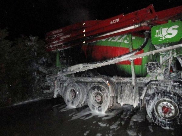 Nocny pożar zniszczył tyły dwóch potężnych ciężarówek produkujących beton w zakładzie w podsądeckiej Cieniawie