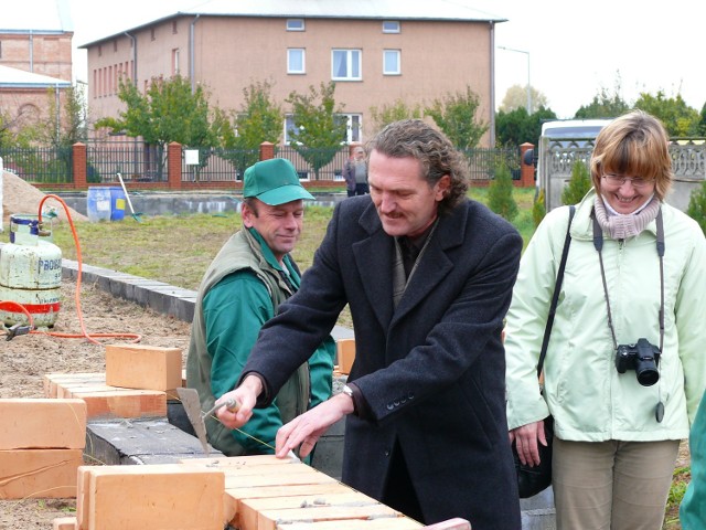 Wojciech Urbanek, prezes łowickiej fundacji, podczas uroczystości rozpoczęcia budowy ośrodka na os. Bratkowice