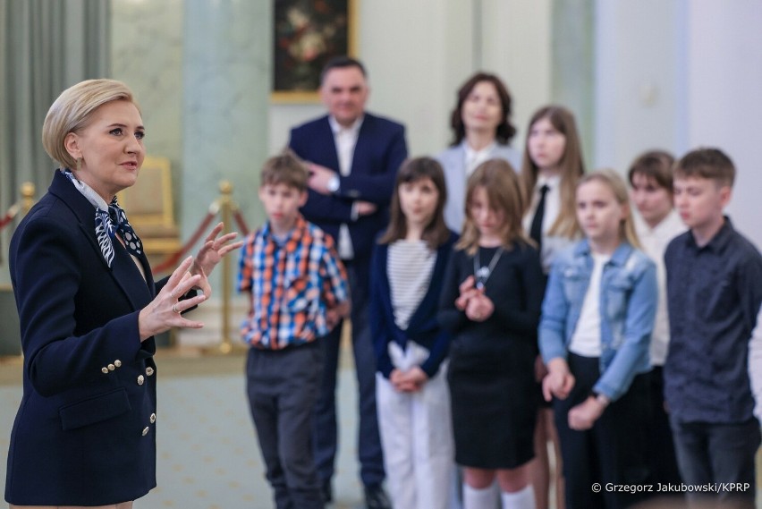 Selfie z pierwszą damą. Agata Kornhauser-Duda spotkała się z uczniami podjasielskiej szkoły. Rozmawiali też z prezydentem [ZDJĘCIA]