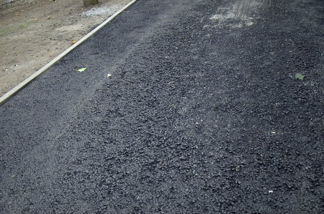 Kiepskiej jakości nowy dywanik asfaltowy