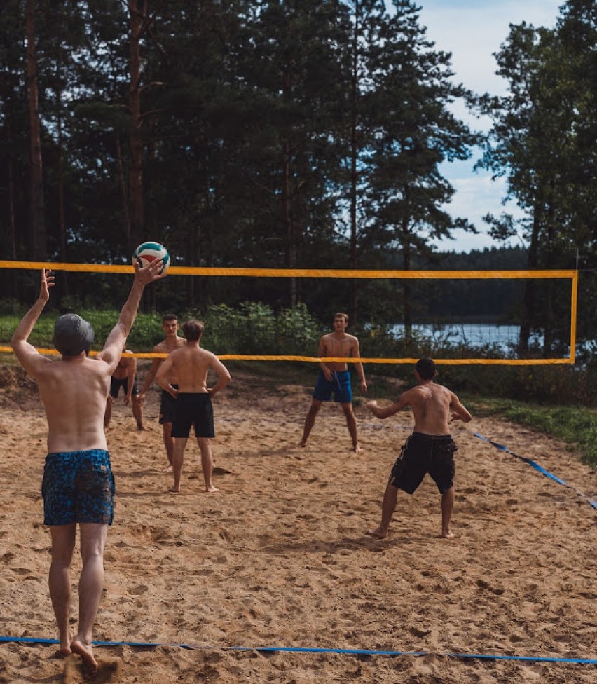 W Bakałarzewie nad jeziorem Sumowo powstało boisko do gry w piłkę plażową