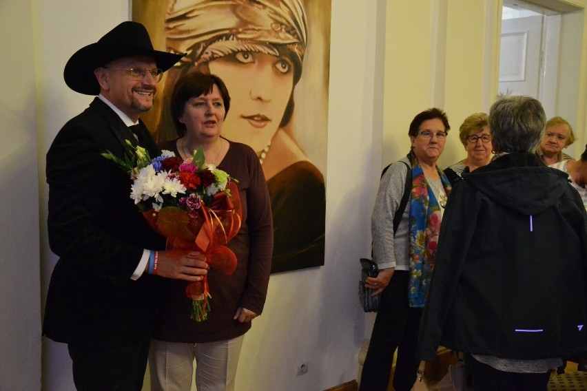 Mariusz Kotowski, laureat Politki, odsłonił swoją tabliczkę w 2022 na bulwarze Poli Negri w Lipnie [zdjęcia]