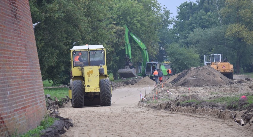 Malbork. Bulwar nad Nogatem zamienił się w długą plażę. Wykonawca spieszy się z realizacją tej ważnej dla miasta inwestycji