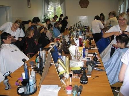 Osiemnastu uczniów fryzjerstwa zdawało egzamin czeladniczy.