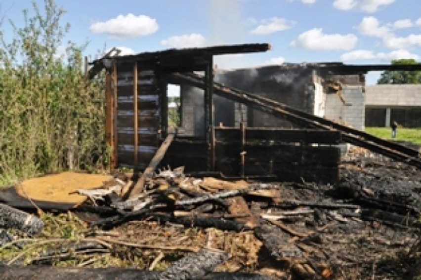 Spalił się drewniany dom w Charlejowie. Nie żyje 63-latek