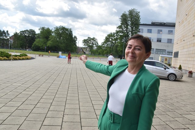 Małgorzata Kołpa, rektor ANS w Tarnowie wskazuje na wolną działkę, obok pogotowia, na której stanąć ma nowy, piąty już gmach w uczelnianym kampusie