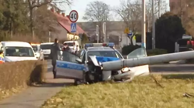 Samochód policyjny uderzył w słup na ulicy Szkolnej.