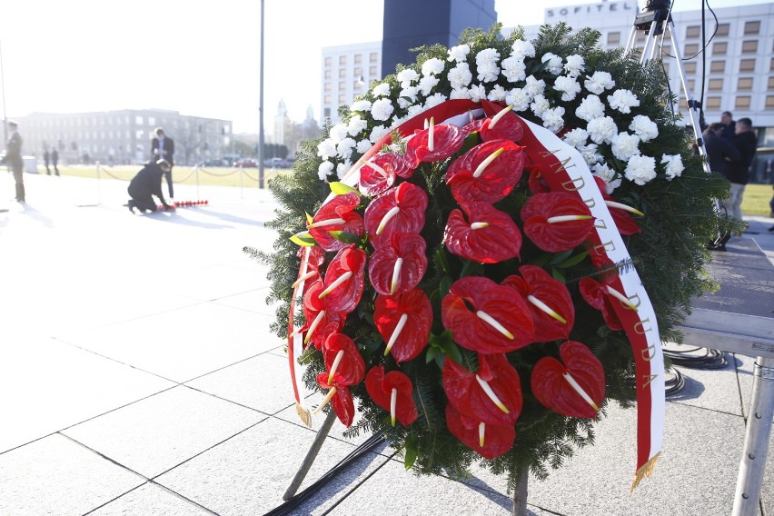 10. rocznica katastrofy smoleńskiej. Złożono kwiaty i zapalono znicze pod pomnikami w Warszawie