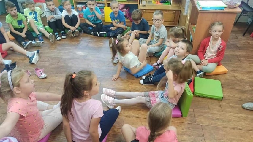 Dzień głośnego czytania w Szkole Podstawowej numer 12 w Starachowicach. Dzieci malowały Kurka Pazurka