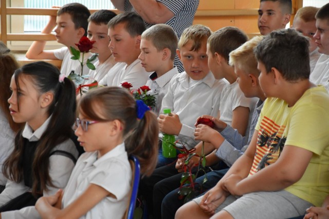 Uczniowie oficjalnie rozpoczęli wakacje. W Szkole Podstawowej nr 3 w Aleksandrowie Kujawskim świadectwo z wyróżnieniem otrzymało 59 uczniów.