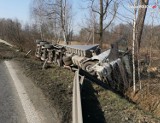 Wypadek w Żorach. Ciężarówka wypadła z drogi na ul. Nad Rudą. Droga była zablokowana