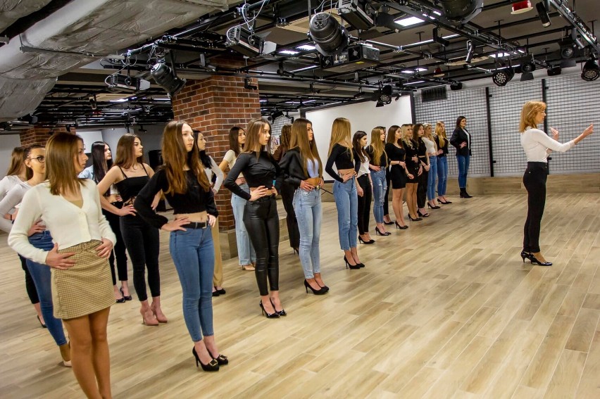 Miss Ziemi Łomżyńskiej 2022. Dziewczyny miały pierwszą próbę z choreografem [zdjęcia]