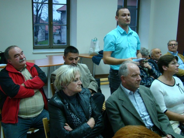 Dawid Herbut często przychodzi na zebrania samorządowców z mieszkańcami gminy, uczestniczy w sesjach rady miasta. Na zdj. wypowiada się podczas spotkaniu z burmistrzem Zbigniewem Stradomskim