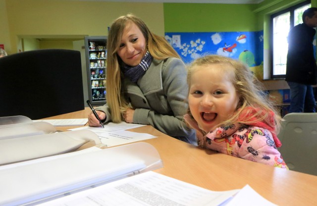 W Toruniu od startu „Rodziny 500 plus” do 30 maja rodzice złożyli 10 652 wnioski. Urzędnicy zdążyli już wydać 8250 decyzji o przyznaniu świadczenia. Część mieszkańców Torunia wciąż czeka - i na decyzje, i na pierwsze wypłaty.