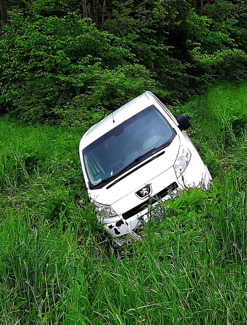 Wypadek pod Grybowem. Dostawczak w przydrożnym rowie. Kierowca w szpitalu