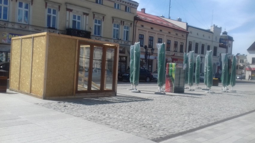 Rozkładanie ogródków kawiarnianych na Rynku  Głównym w...