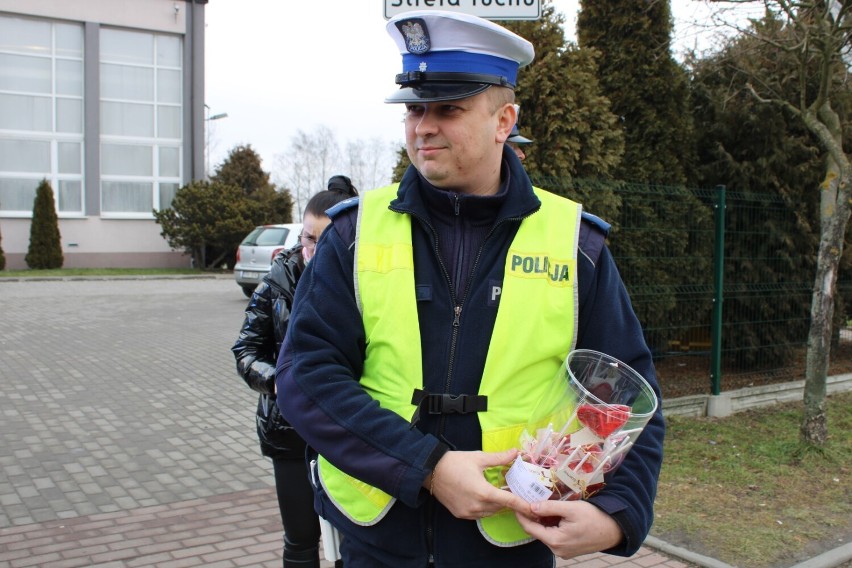 Walentynkowa akcja policji i urzędu miasta w Radomsku. Policjanci rozdają lizaki w kształcie serca. ZDJĘCIA, FILM