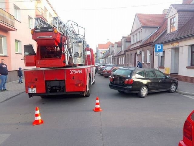 W piątek rano strażacy-ochotnicy ze Skwierzyny wzięli udział w nietypowej akcji. O godz. 7.35 otrzymali zgłoszenie, że na ul. Jagiełły, na dachu jednej z posesji, od poprzedniego dnia siedzi kot, który nie potrafi zejść na dół. Pojechali tam wozem bojowym, po czym wysunęli drabinę i jeden z nich wspiął się na górę, żeby zdjąć z dachu zwierzaka. Niepotrzebnie się trudził, gdyż kot... czmychnął na sąsiedni dach.