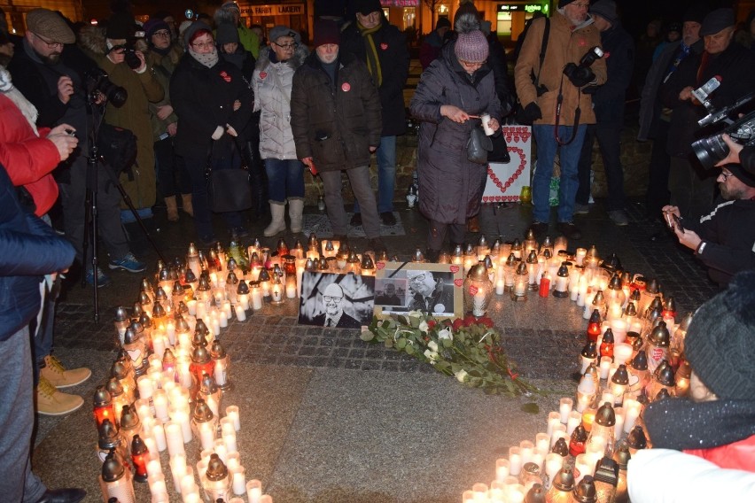 Wielkie serce ze świec dla Pawła Adamowicza w Kielcach [WIDEO, ZDJĘCIA]