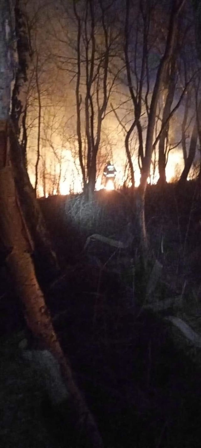 Pożar hałdy przy Rymerze w Rybniku. Zastępy strażackie z Rybnika i Rydułtów walczą z ogniem