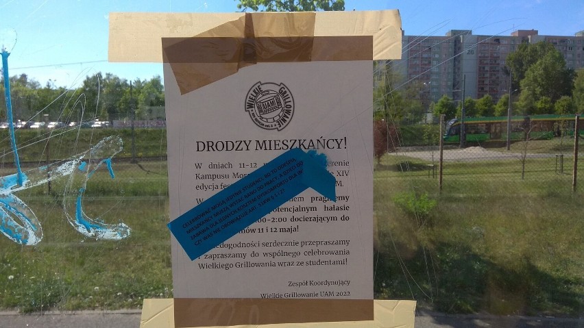 Takie naklejki pojawiły się na niektórych plakatach,...