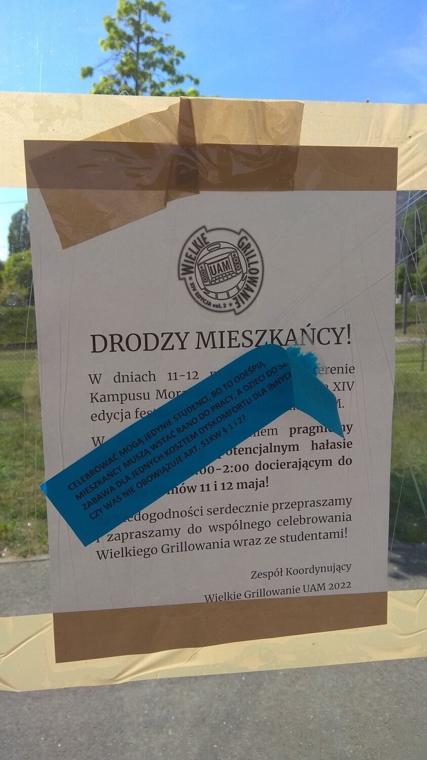 Takie naklejki pojawiły się na niektórych plakatach,...