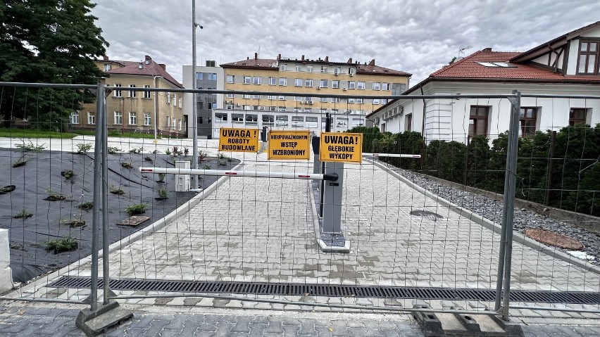 Nowy parking przy szpitalu w Bochni gotowy, ale czeka na otwarcie. Jakie będą ceny za postój? Zobacz, jak wygląda