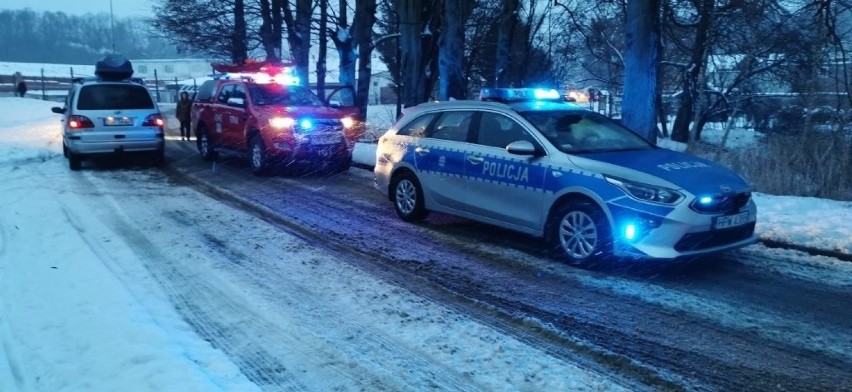 W Złocieńcu dwóch chłopców chodziło po cienkim lodzie na jeziorze Rakowo. Na pomoc ruszyli strażacy i policjanci. Zdążyli na czas