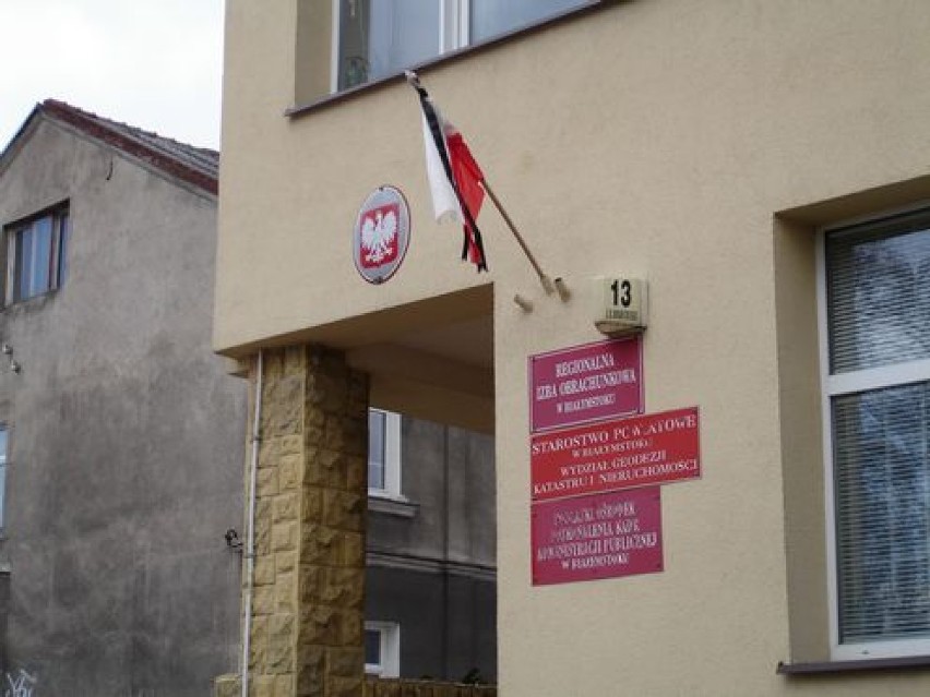 Flaga z kirem wisząca na budynku Starostwa Powiatowego w...