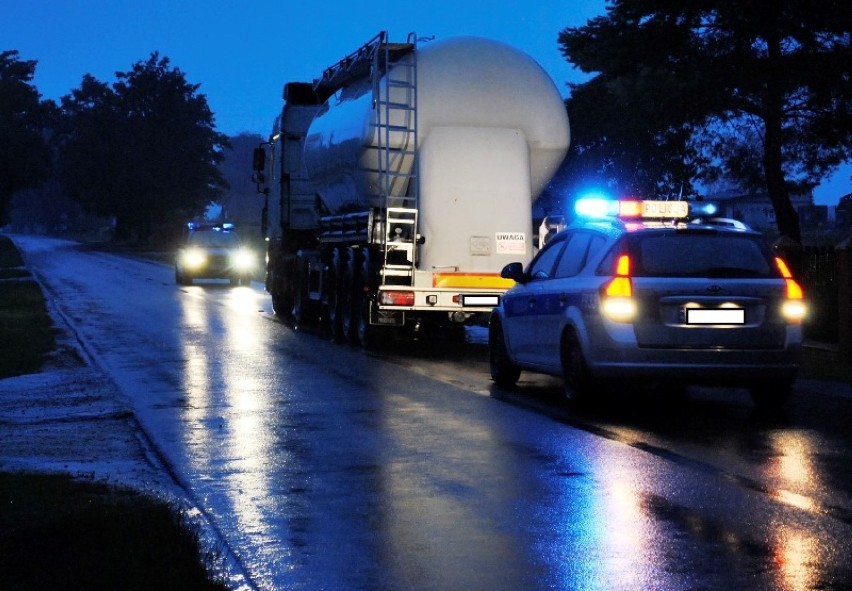 Rząśnia: 28-latka wpadła pod ciężarówkę