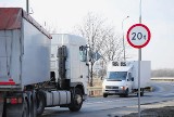 Zarządca drogi nie pozwala jeździć ciężkim samochodom przez most w Głogowie, bo jest niebezpiecznie