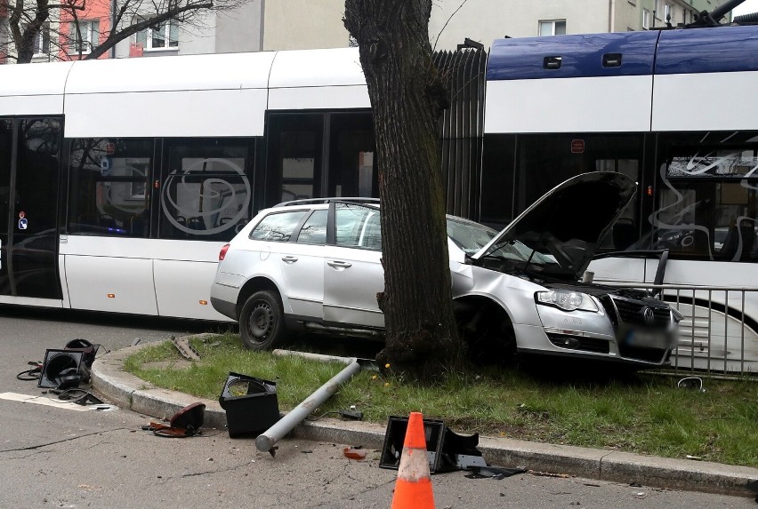 Samochód osobowy zderzył się z tramwajem na ul. 3 Maja w Szczecinie. Utrudnienia w komunikacji 