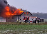 Gmina Lgota Wielka. Pożar poddasza w domu jednorodzinnym w Krzywanicach. Rodzina straciła dach nad głową. ZDJĘCIA, FILM