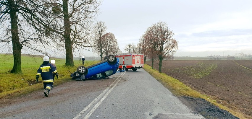 Samochód dachował w Rywałdzie. Trzy osoby trafiły do szpitala [zdjęcia]