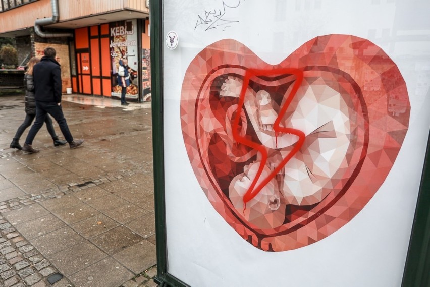 Plakaty z dzieckiem w sercu na przystankach w Gdańsku. Co oznaczają? To promocja hospicjów perinatalnych