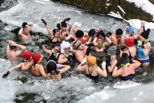 Zielonogórzanie morsowali pod wodospadami w Karkonoszach.