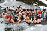 Oni są niesamowici. Zielonogórzanie morsowali pod wodospadami w Karkonoszach