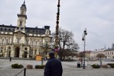 Nowy Sącz. Na nowosądeckim rynku pojawiła się palma wielkanocna. Na święta gotowe też Chełmiec i Łącko [ZDJĘCIA]