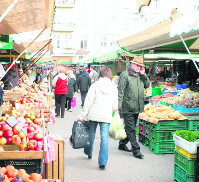 Sprzedawcy na Rynku Jeżyckim obawiają się, że przez wprowadzenie strefy w sobotę ubędzie im klientów