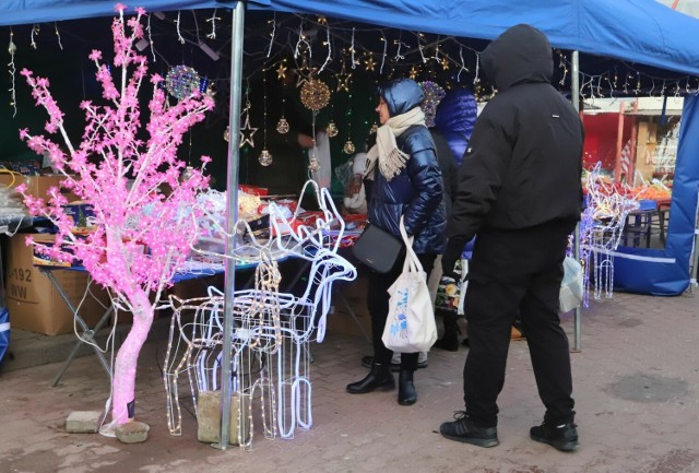 Mnóstwo osób przed południem w sobotę, 23 grudnia zdecydowało się na ostatnie zakupy na targowisku Korej. Zobacz zdjęcia na kolejnych slajdach.