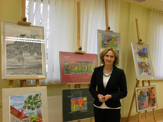 Urszula Koszutska z zabrzańskiej Poradni Psychologiczno-Pedagogicznej jest zachwycona tym, że dzieła artystów niepełnosprawnych są pełne barw i optymizmu