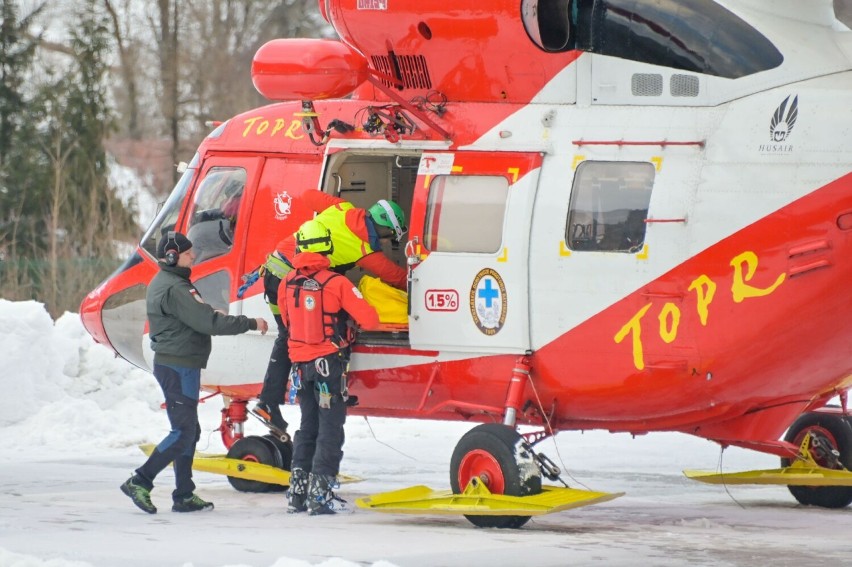 Ratownicy TOPR przetransportowali rannego turystę do...