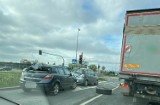 W Kielcach urwało się koło od ciężarówki i uszkodziła trzy auta