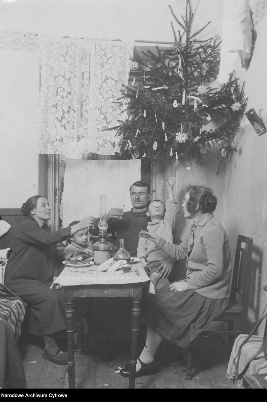 Przy wigilijnym stole. Jak dawniej świętowano Boże Narodzenie? Zobacz archiwalne zdjęcia naszych przodków
