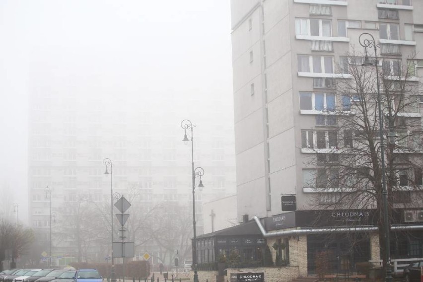 Mgła w Warszawie. Trudne warunki pogodowe paraliżują miasto. Ogromne korki tworzą się w stolicy
