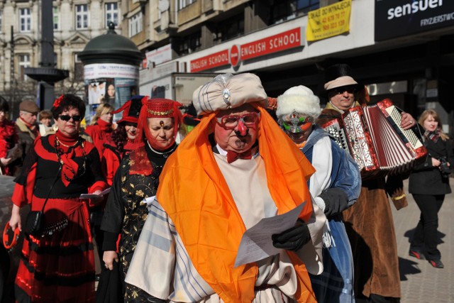 Parada na ulicy Piotrkowskiej w Łodzi rozpoczęła festiwal Carnavalia.