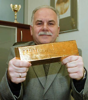 Andrzej Witkowski, naczelnik Wydziału Kasowo-Skarbcowego w katowickim oddziale NBP ze sztabą złota, jedną z atrakcji Dni Otwartych NBP.